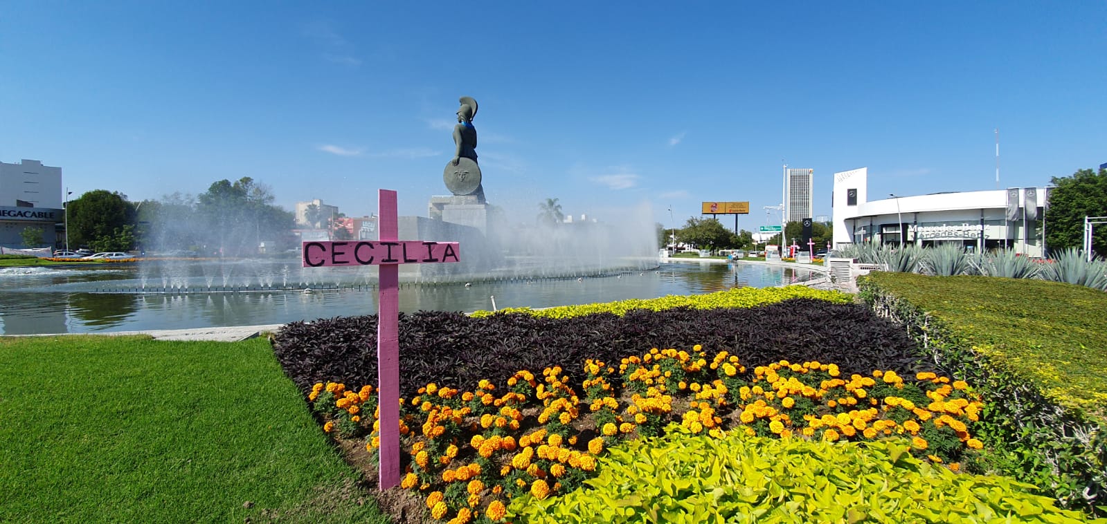 Colectivos feministas intervienen La Minerva con cruces rosas por feminicidios