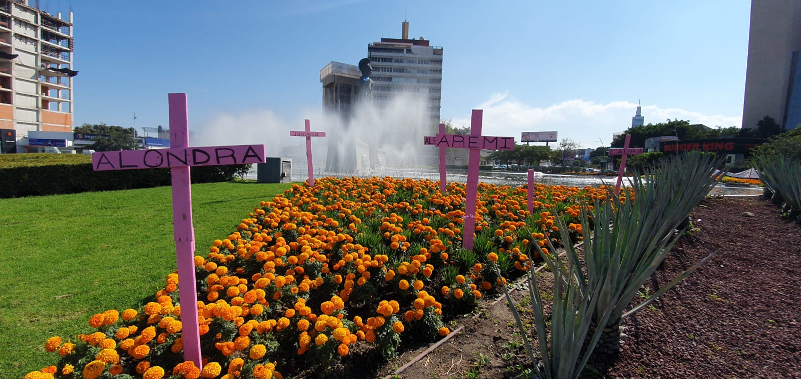 Colectivos feministas intervienen La Minerva con cruces rosas por feminicidios