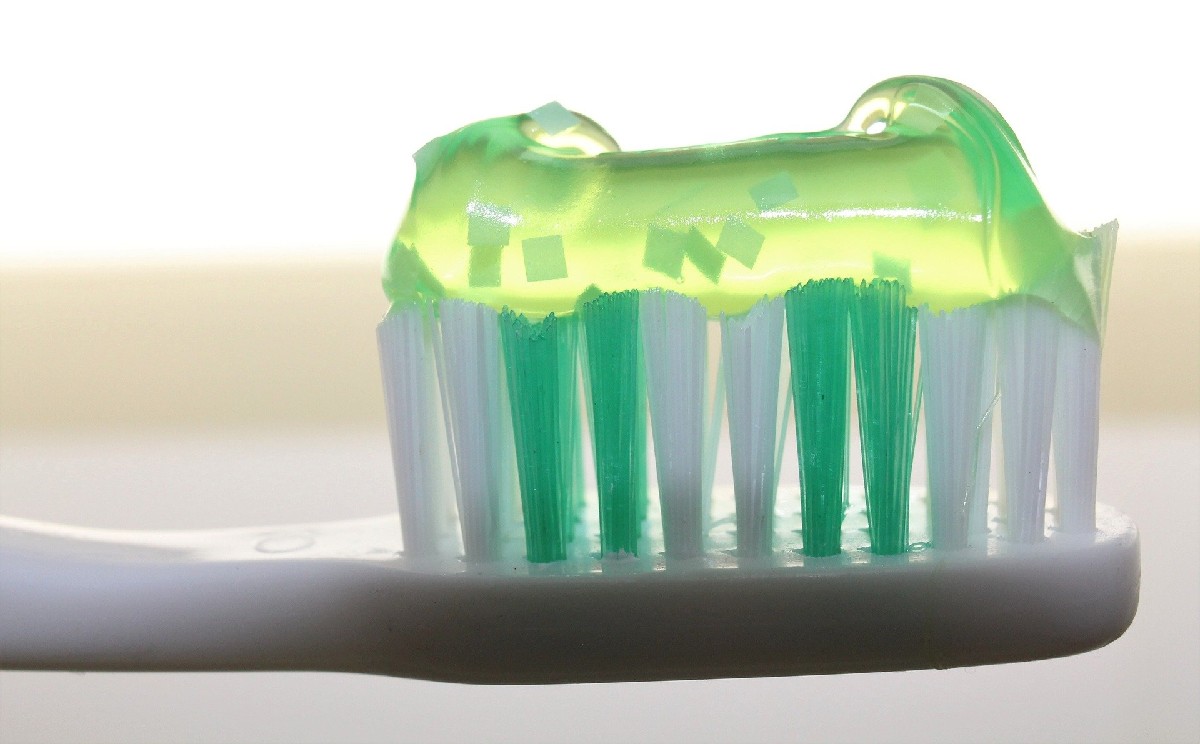 ¿Contienen detergente? Te decimos de qué están hechas las pastas de dientes
