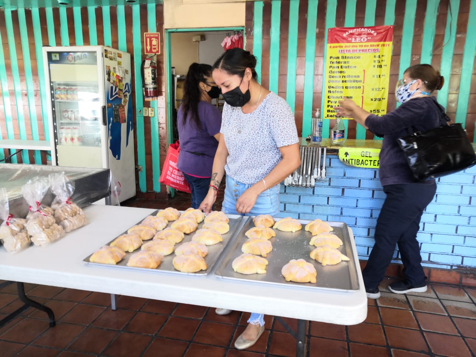 Ciudadanos acuden a panaderías del Centro de Monterrey por pan de muerto