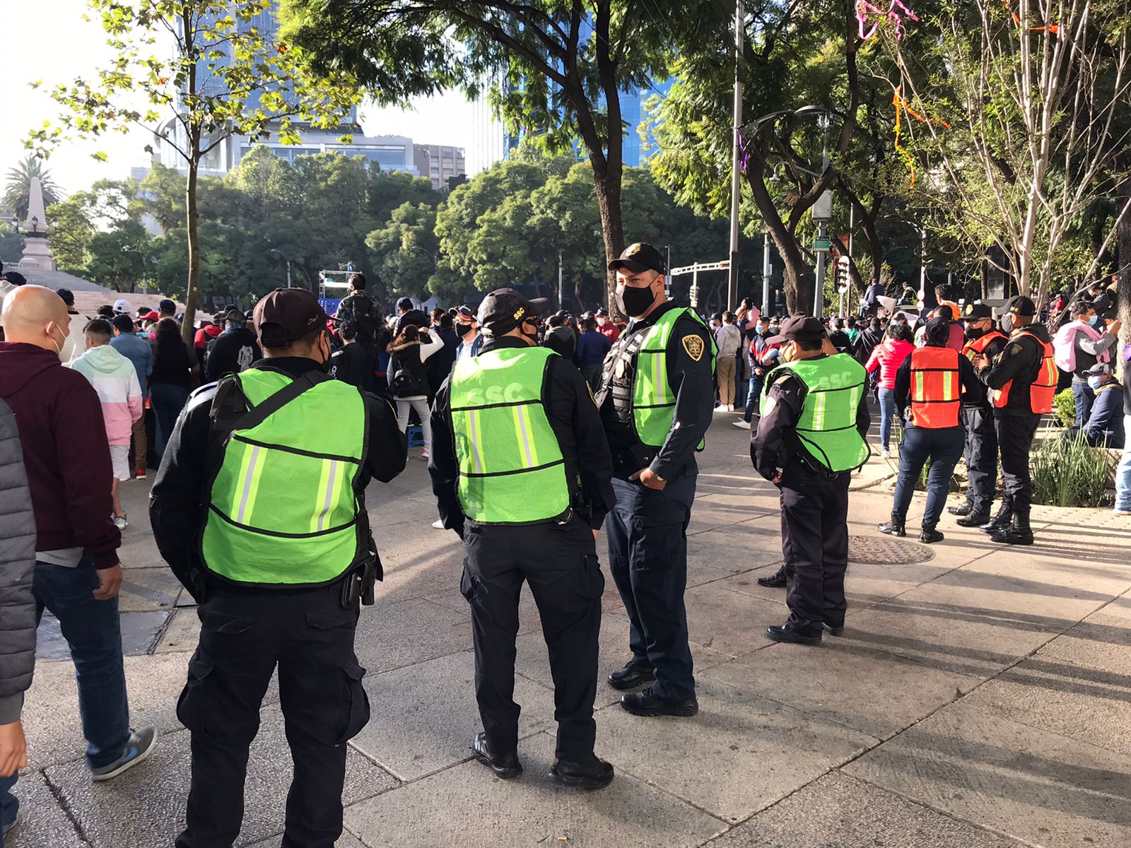Miles de aficionados arriban a Paseo de la Reforma para exhibición de ‘Checo’ Pérez