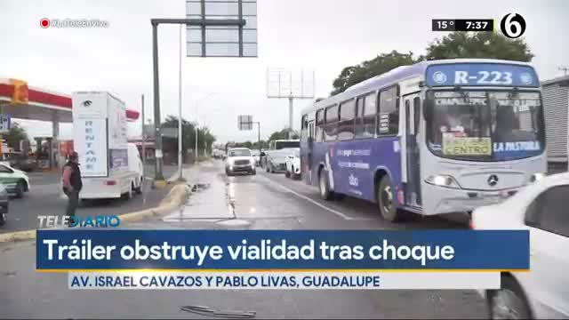 Auto choca contra tráiler en avenida Israel Cavazos 