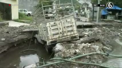 Camioneta es arrastrada por la corriente y cae en una obra inconclusa en Monterrey 