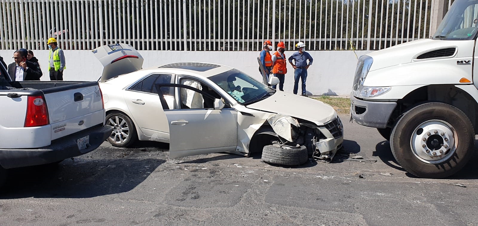 Auto de lujo se estrella contra un poste de la CFE en Tlajomulco