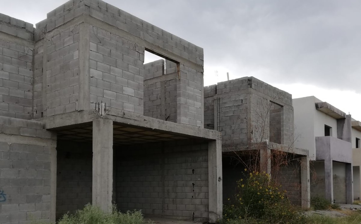Vecinos de Obispado denuncian que 4 casas en obra negra representan peligro