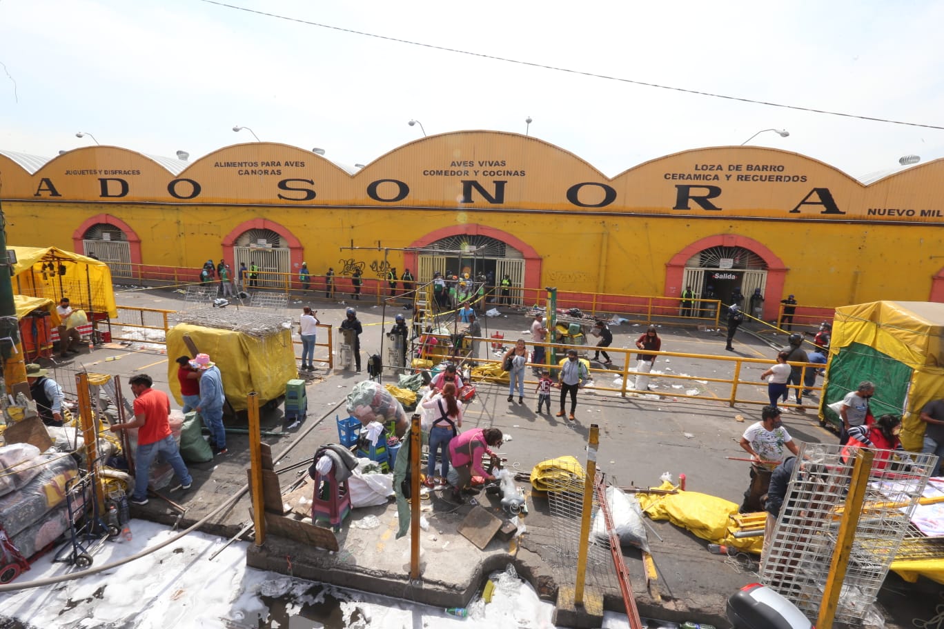 Se registra fuerte incendio en Mercado de Sonora en CdMx; desalojan a locatarios