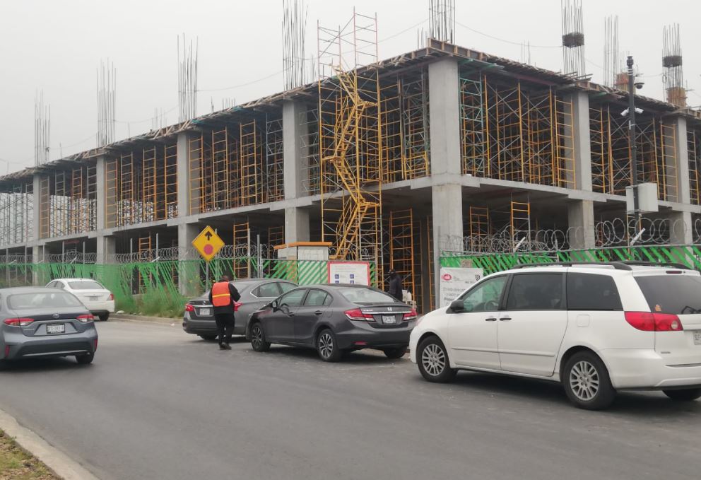 Reportan robo al interior de construcción de plaza comercial en García