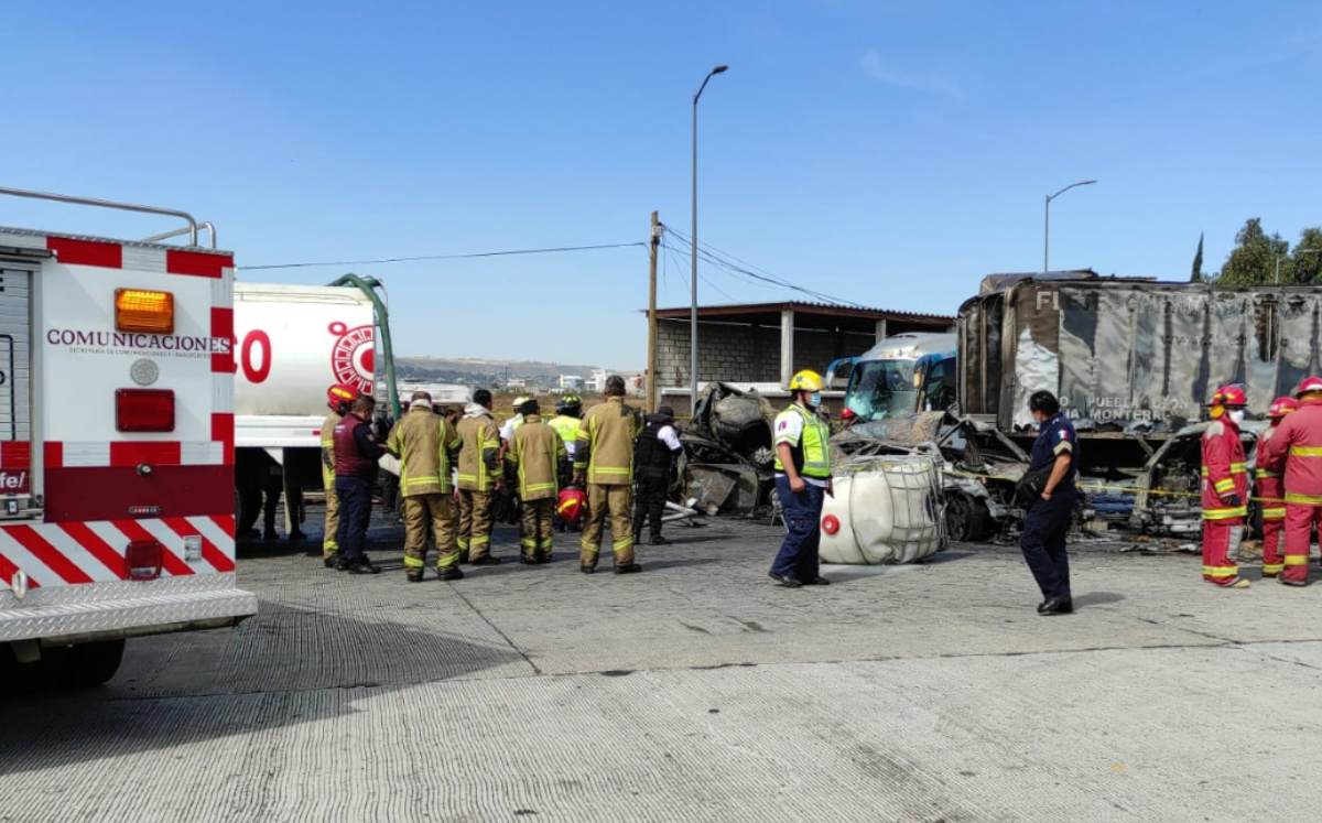 Camión de carga se impacta contra varios autos en autopista México-Puebla; hay 19 muertos y tres lesionados