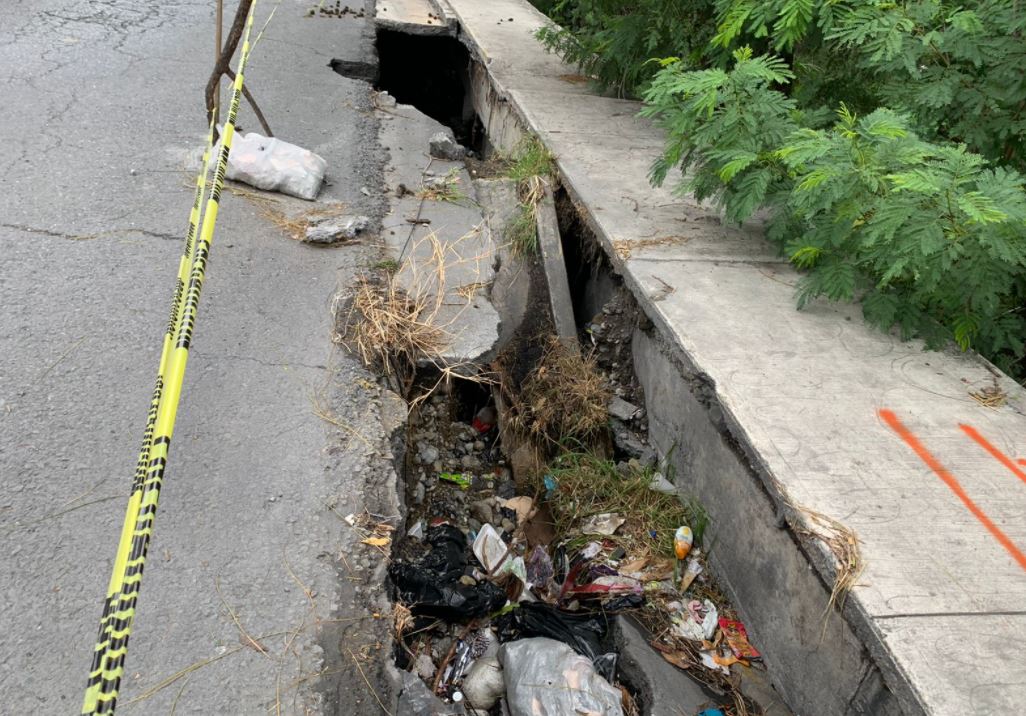 Reportan riesgo por zanja sobre puente del parque Río La Silla en Guadalupe