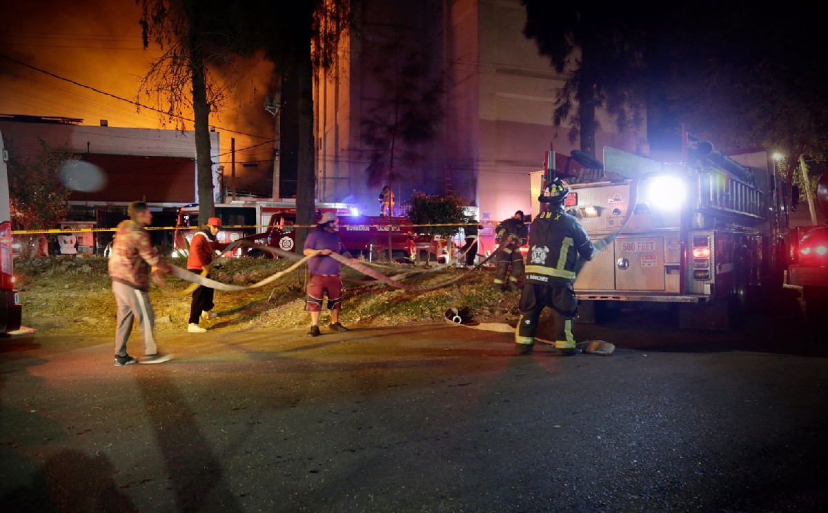 Bodega de plásticos se incendia en Tlalnepantla por corto circuito
