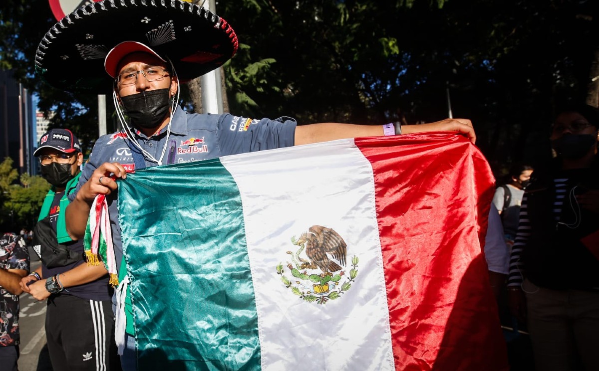 ¡En sus marcas, listos…! Aficionados se reúnen en el Ángel para celebrar podio de Checo Pérez en el GP de México