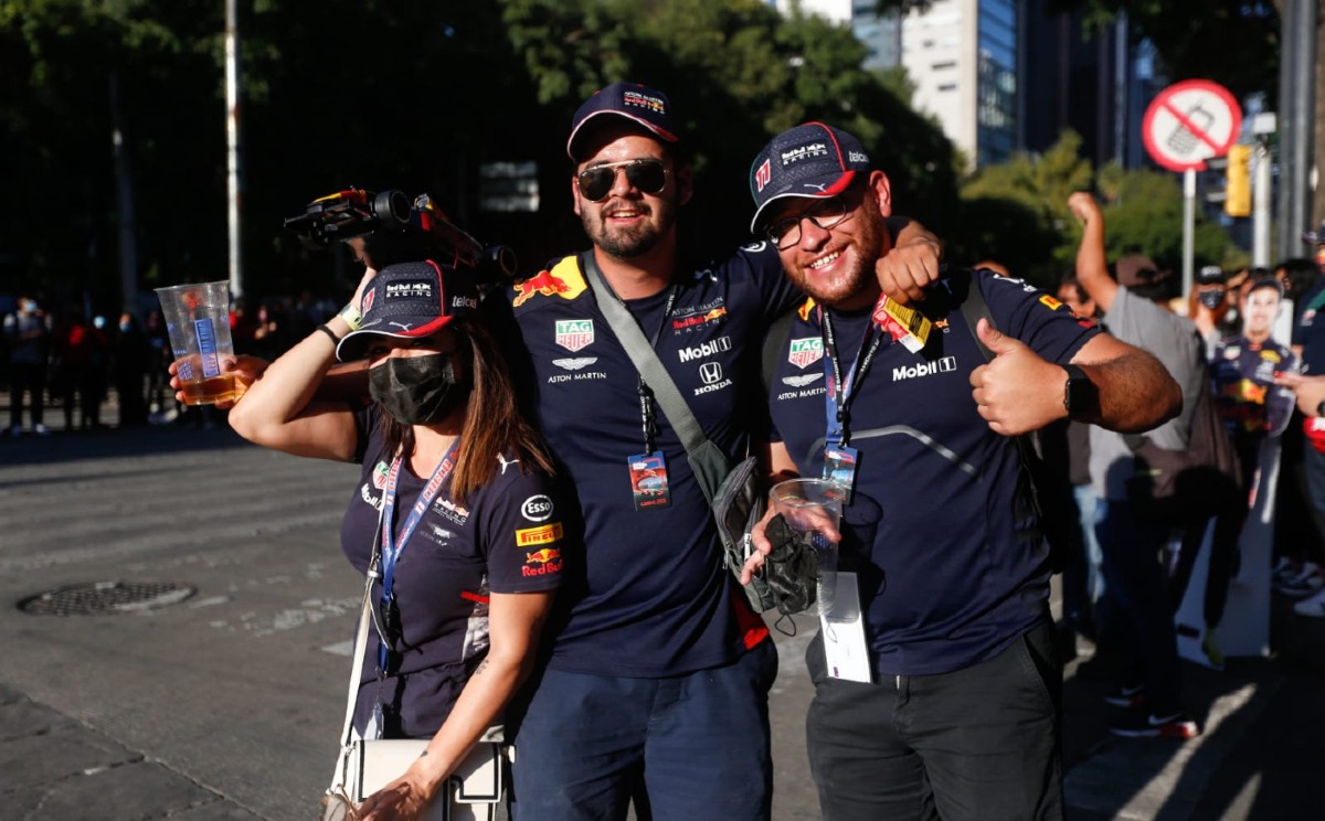 ¡En sus marcas, listos…! Aficionados se reúnen en el Ángel para celebrar podio de Checo Pérez en el GP de México