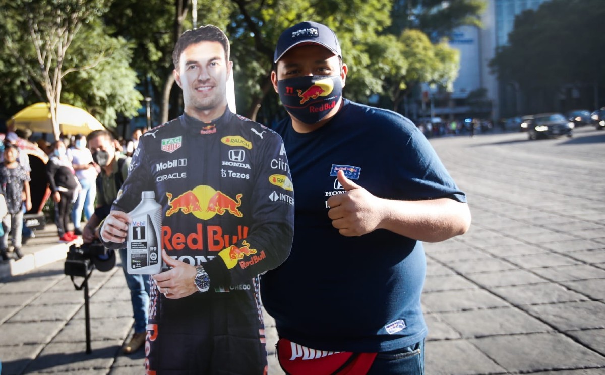 ¡En sus marcas, listos…! Aficionados se reúnen en el Ángel para celebrar podio de Checo Pérez en el GP de México