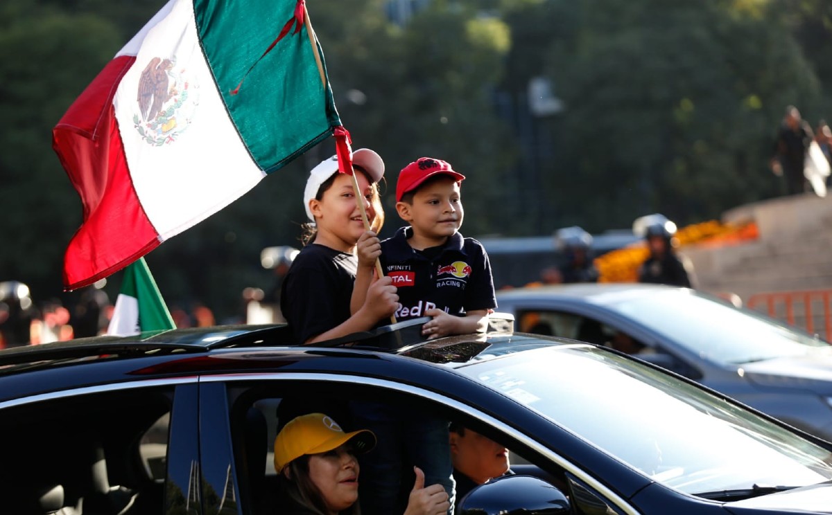 ¡En sus marcas, listos…! Aficionados se reúnen en el Ángel para celebrar podio de Checo Pérez en el GP de México