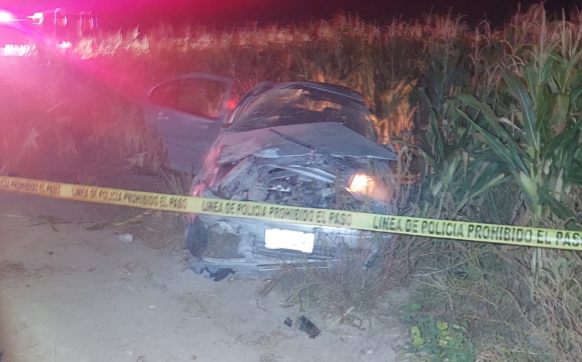 Jovencita se sale de auto durante volcadura y muere en carretera de La Laguna