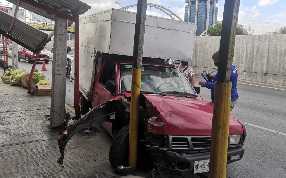 Hombre de la tercera edad choca camioneta contra estructura metálica en Morones Prieto