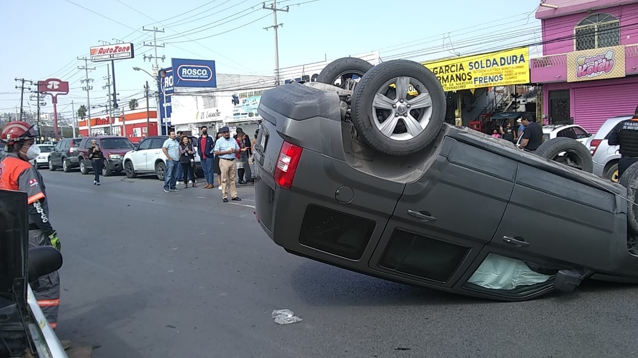 Conductor vuelca su automóvil tras chocar contra tres vehículos en Monterrey
