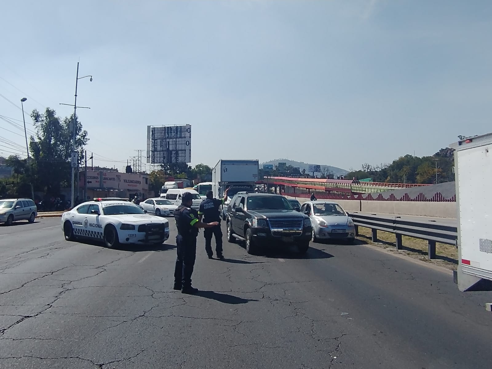 Transportistas bloquean autopista México- Pachuca; denuncian abusos de policía de Edomex