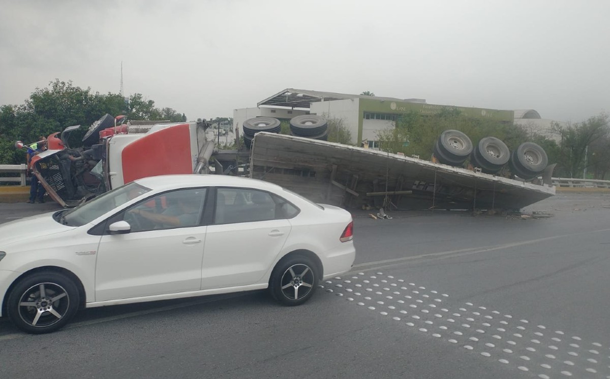 Tráiler vuelca y causa daños en la carpeta asfáltica en avenida Fidel Velázquez