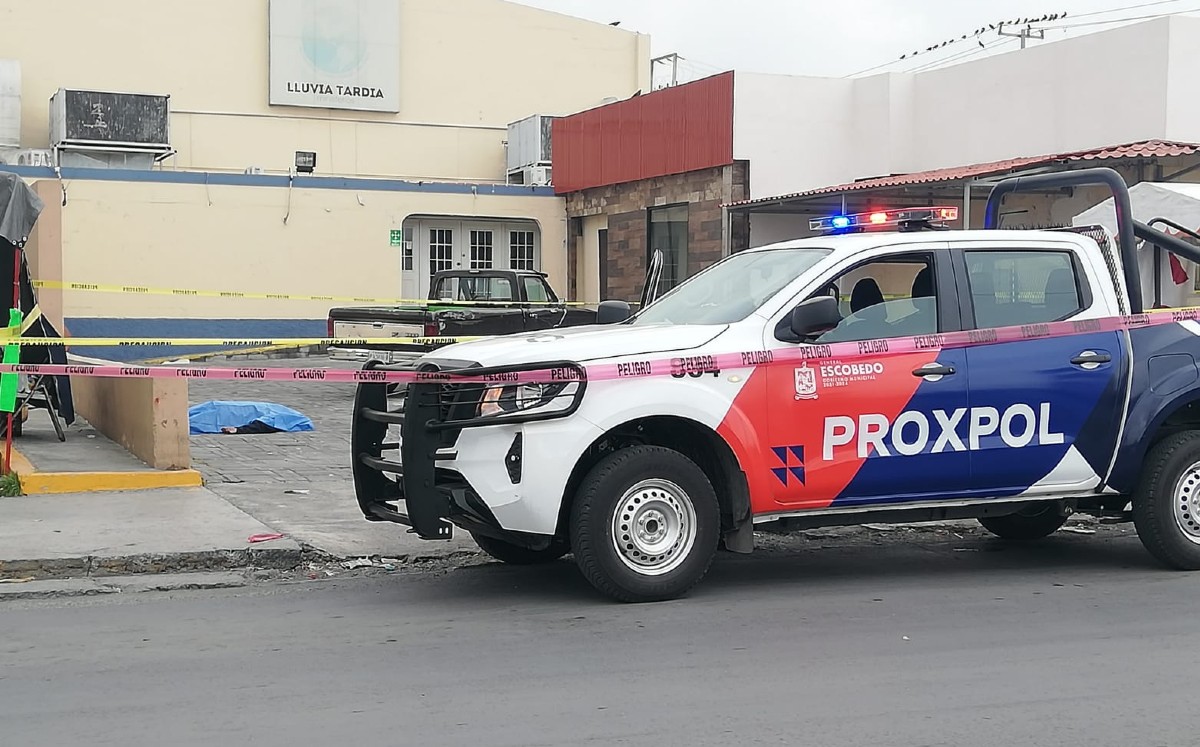Muere hombre en estacionamiento de tienda de conveniencia en Escobedo