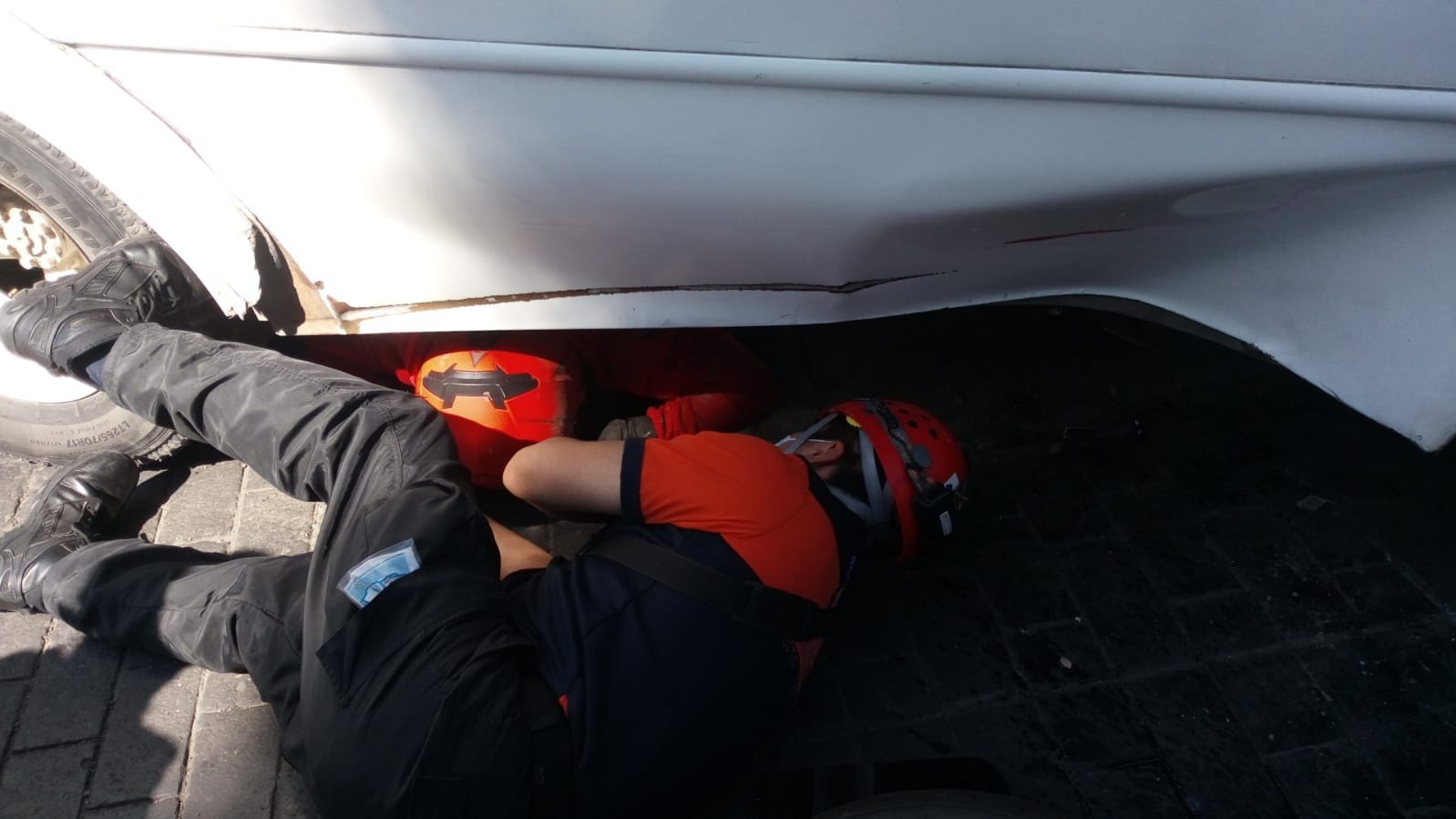 Motociclista es rescatado tras haber sido atropellado por chofer de ruta 2-A