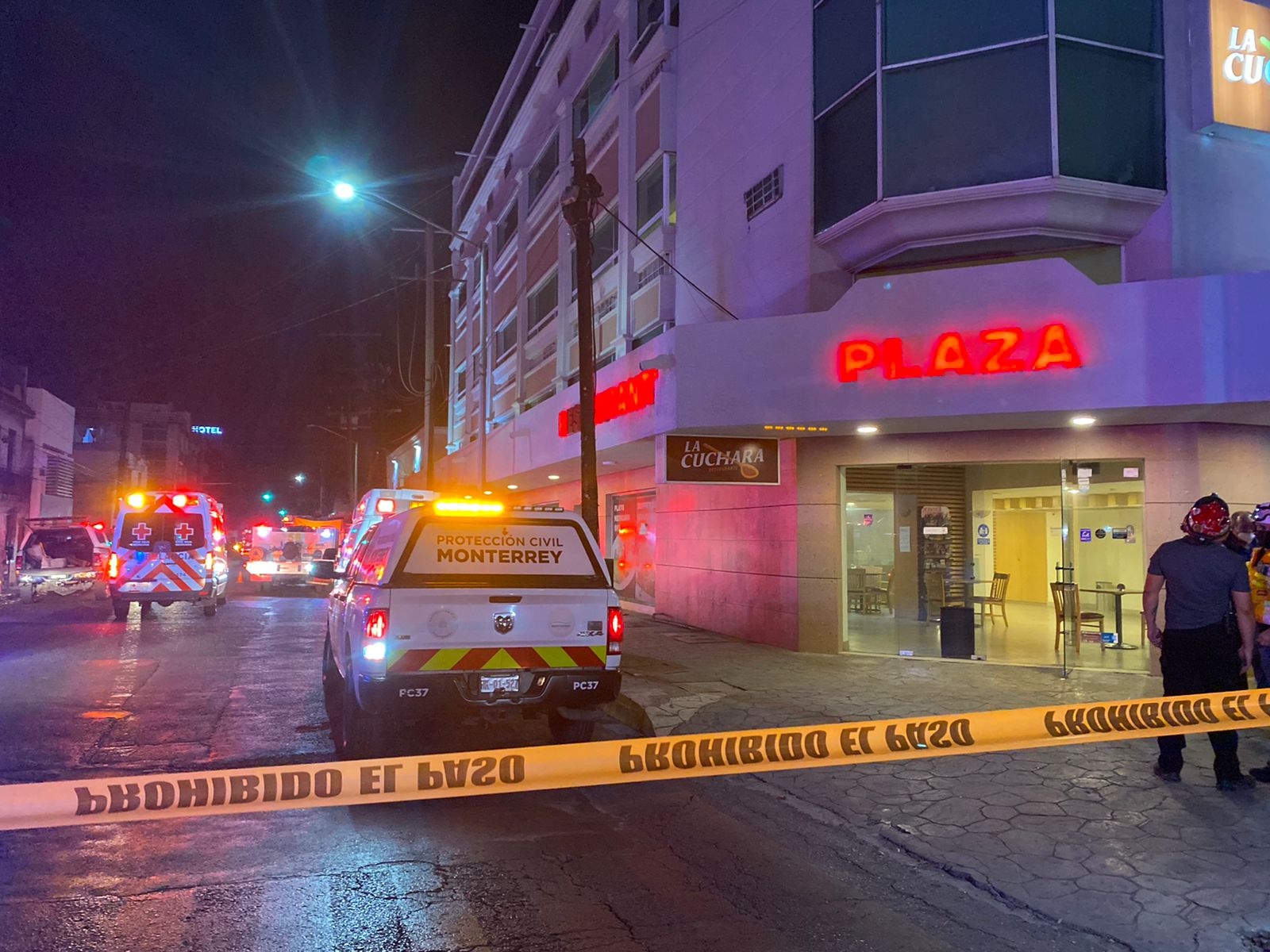 Incendio en un hotel moviliza a cuerpos de auxilio sobre la avenida Madero