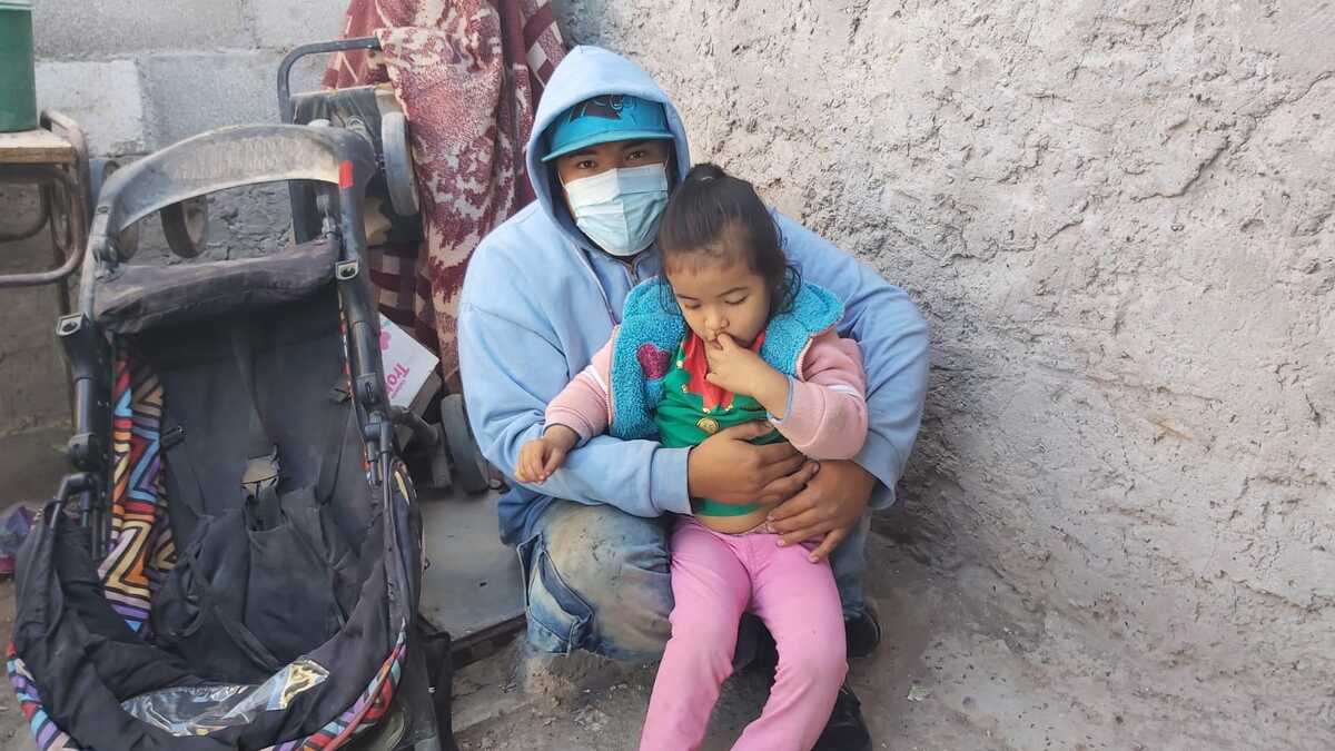 Joven lagunero hace todo lo que puede para ayudar a su hija; pide ayuda