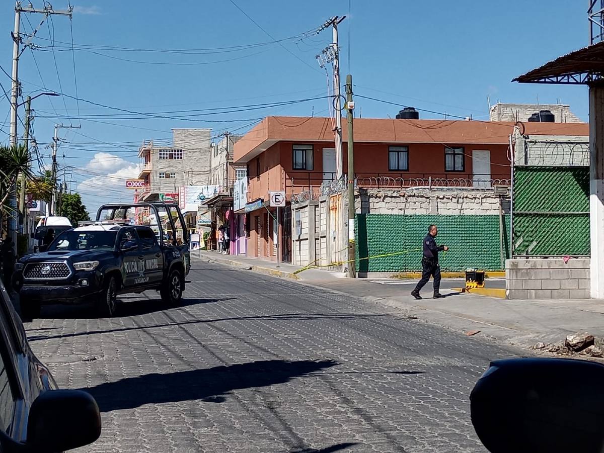 La pareja que viajaba en su automóvil se refugió en un estacionamiento. Foto: Apolonia Amayo.