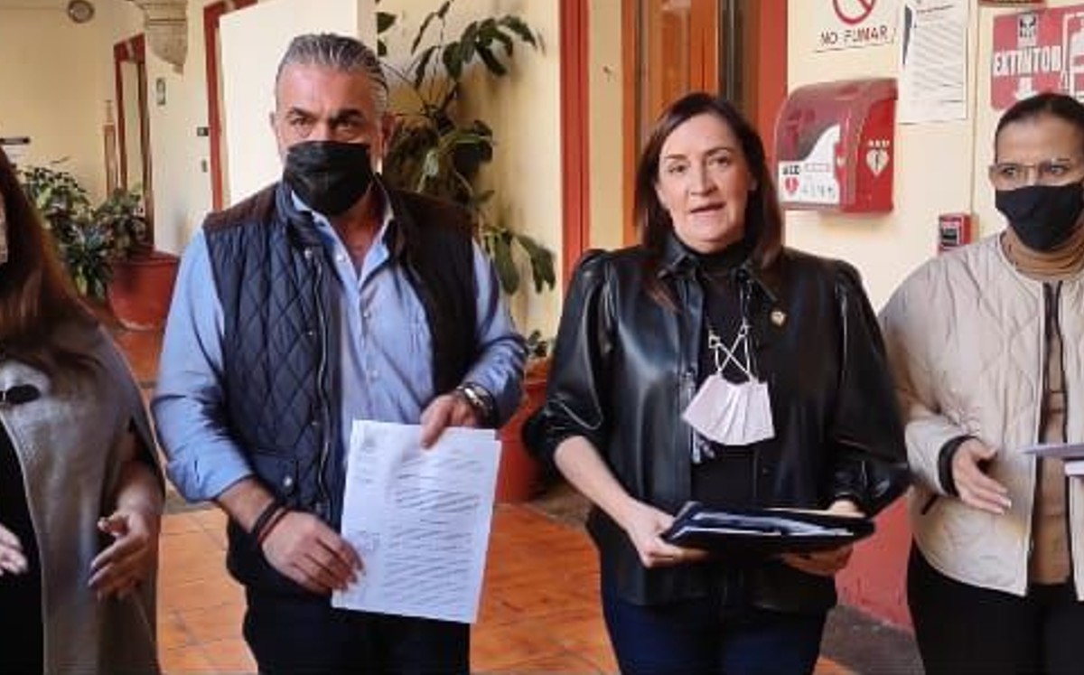 Diputados del PRI presentando iniciativa para destituir a José de Jesús Covarrubias Dueñas / Pablo Núñez