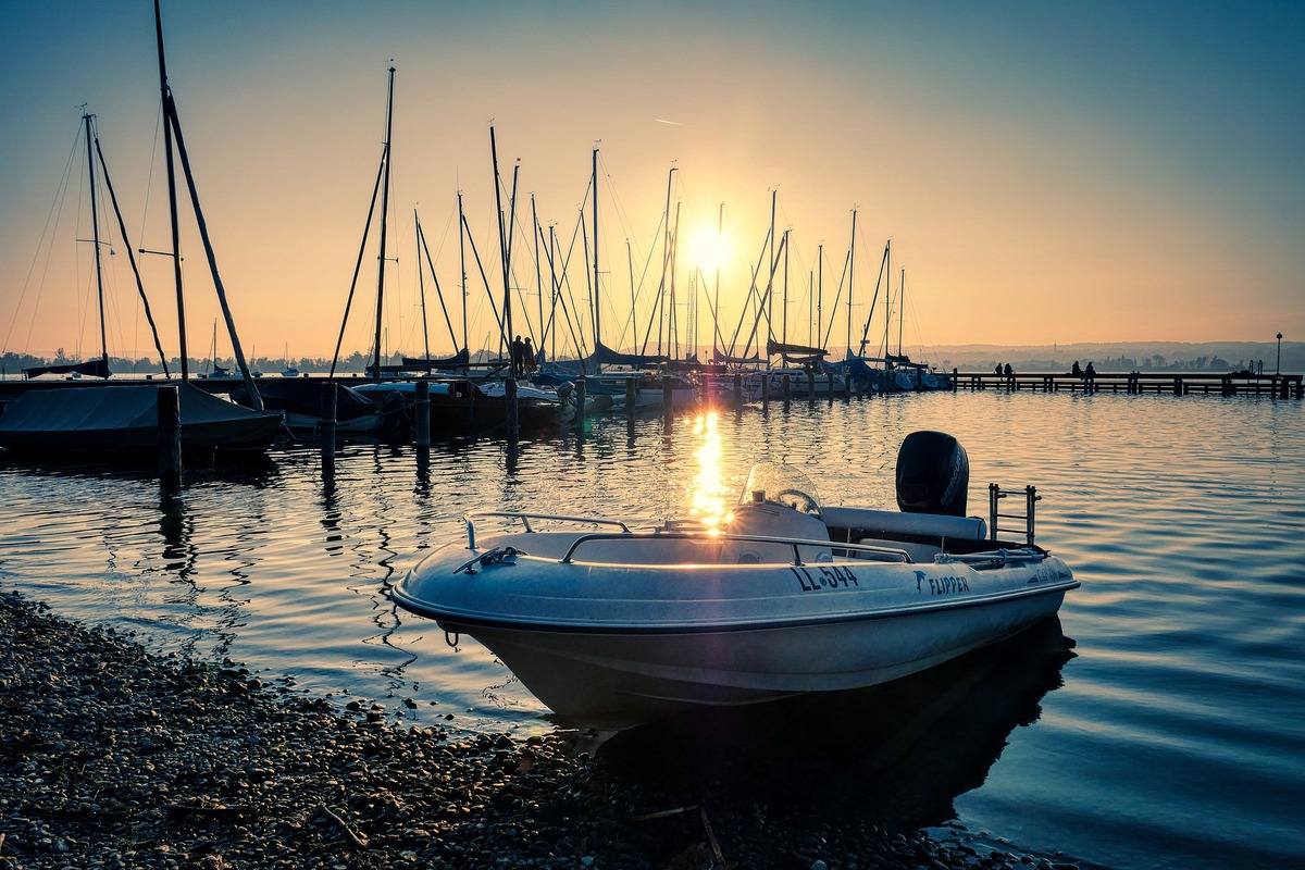 Lanchas sobre una costa / Pixabay