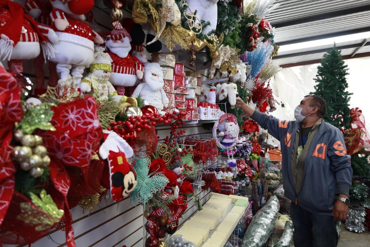 La tienda del señor Roberto García tiene una gran variedad de adornos navideños / Andrés Lobato