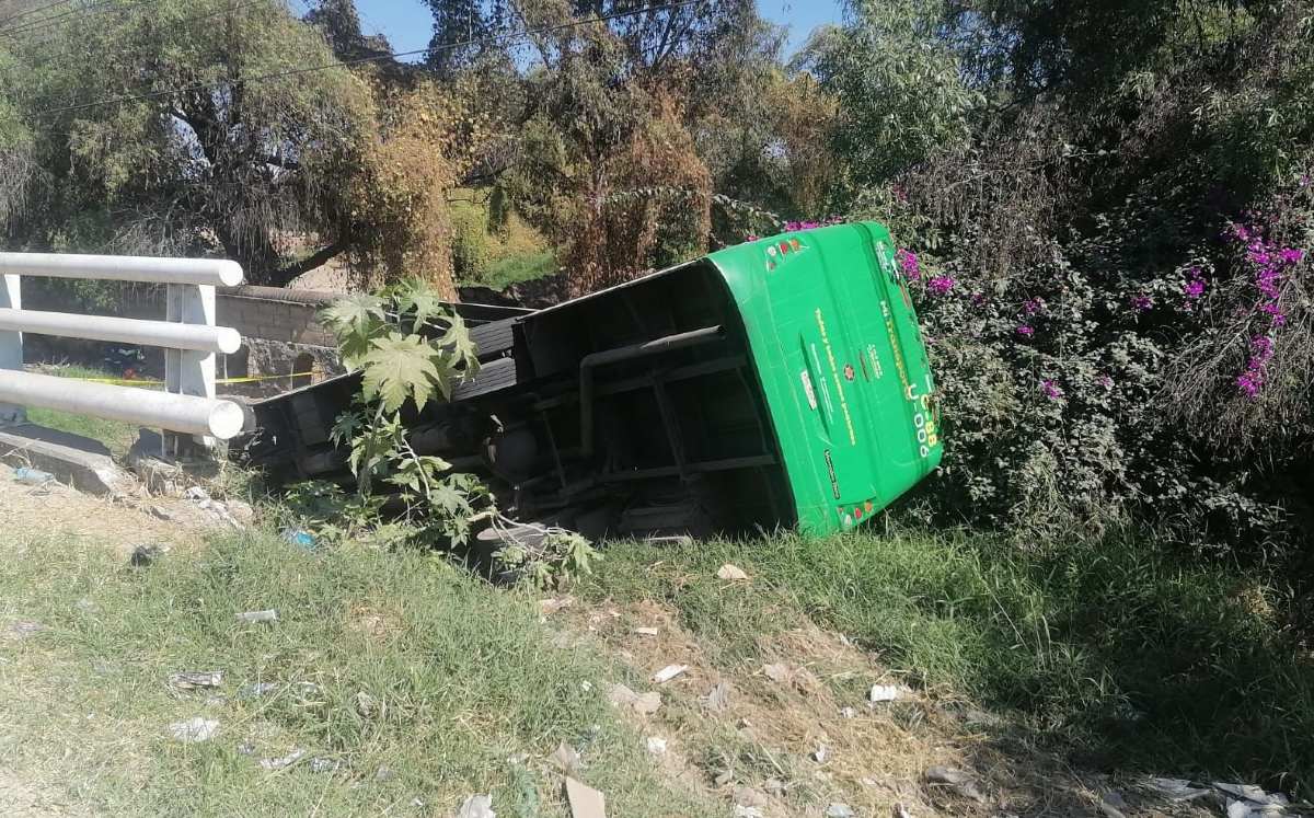 Volcadura del camión de la ruta 171 en Zapopan