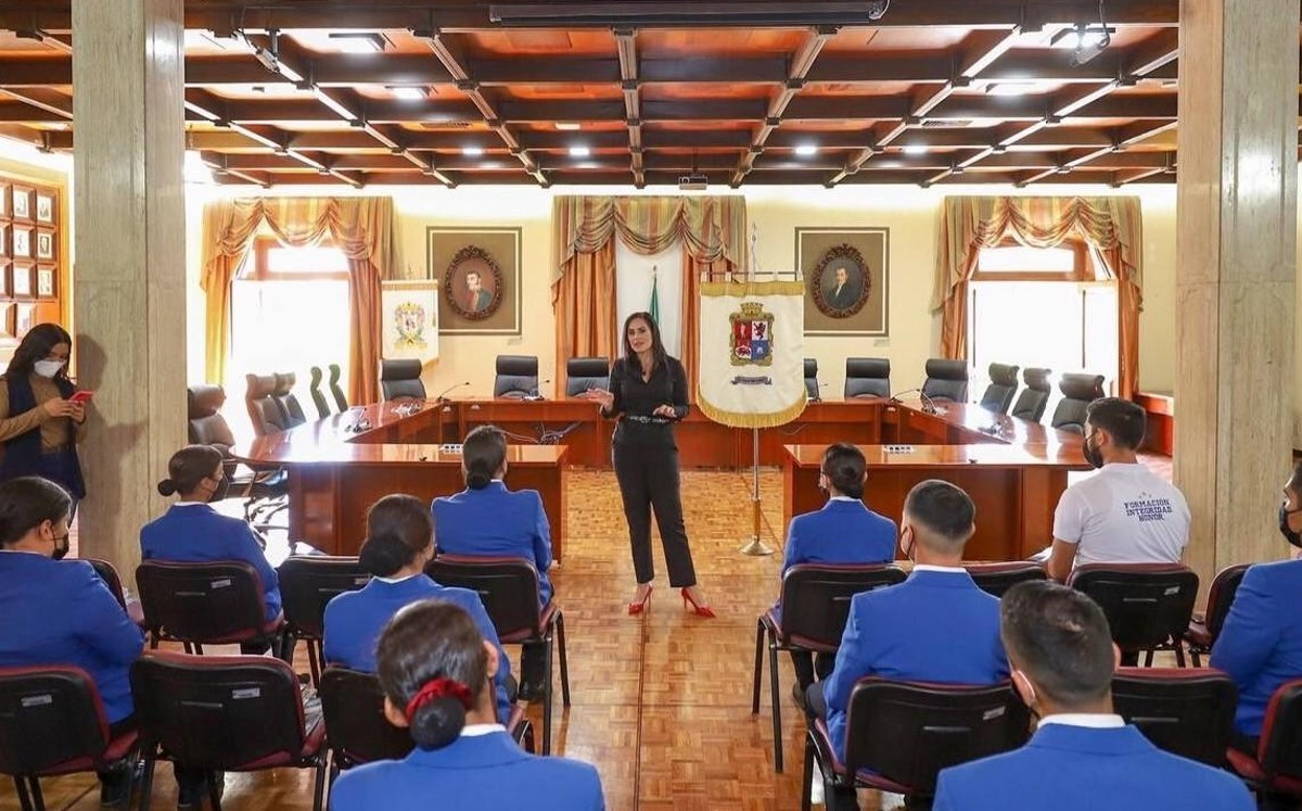 La alcaldesa Alejandra Gutiérrez, hablando con jóvenes leoneses /