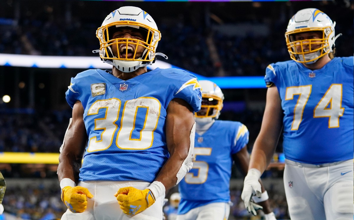 Austin Ekeler celebra cuatro touchdowns en triunfo de Chargers ante Steelers