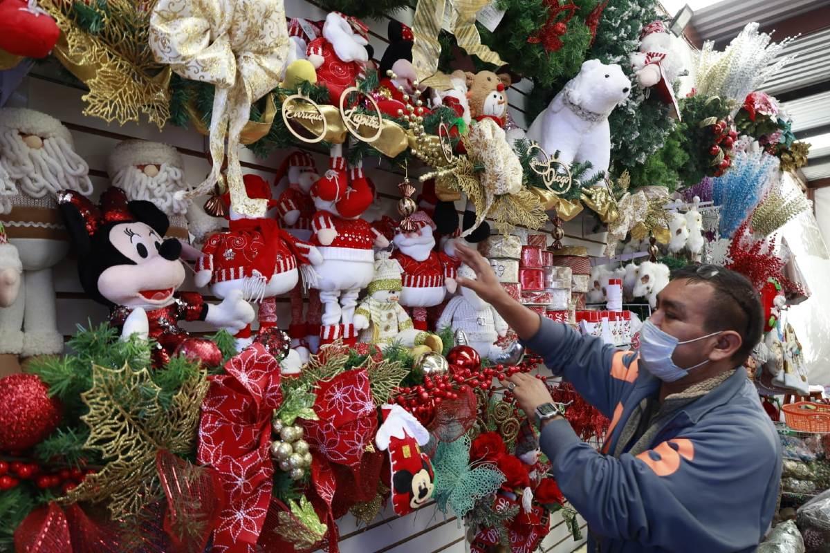 La tienda del señor Roberto García tiene una gran variedad de adornos navideños / Andrés Lobato