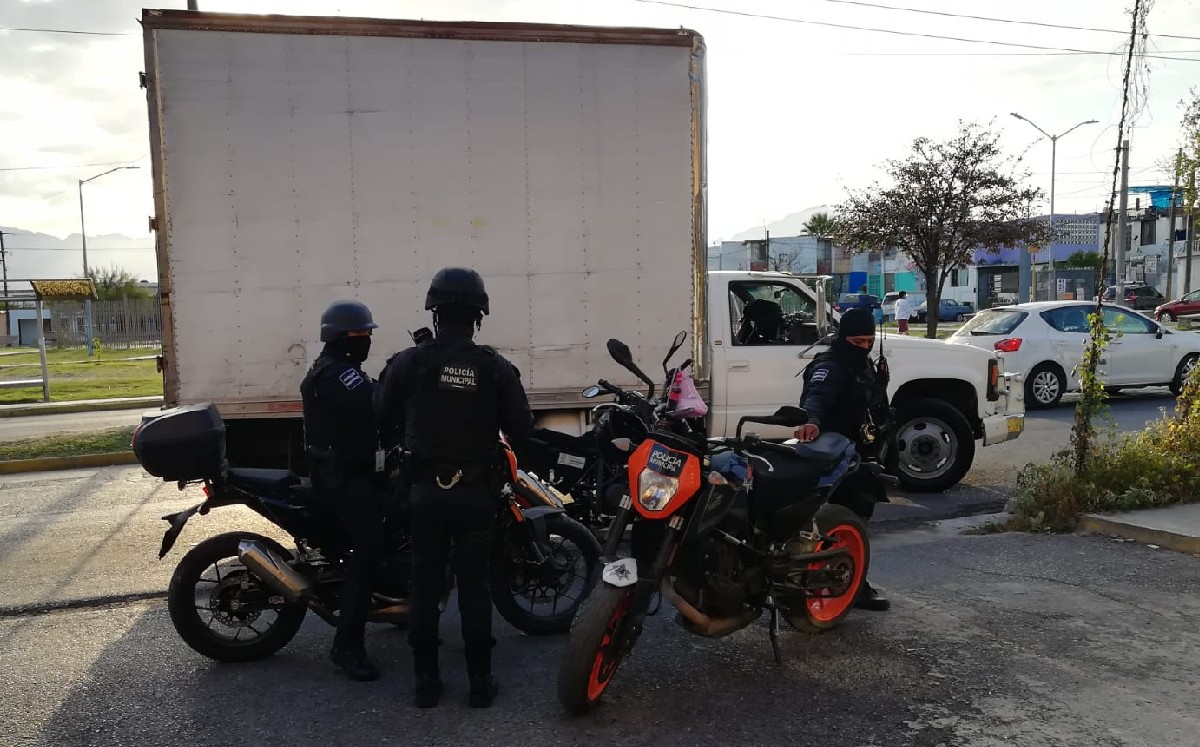 Uno a uno descendieron de la caja refrigeradora y más tarde fueron trasladados a las oficinas del Instituto Nacional de Migración. / Mayte Villasana