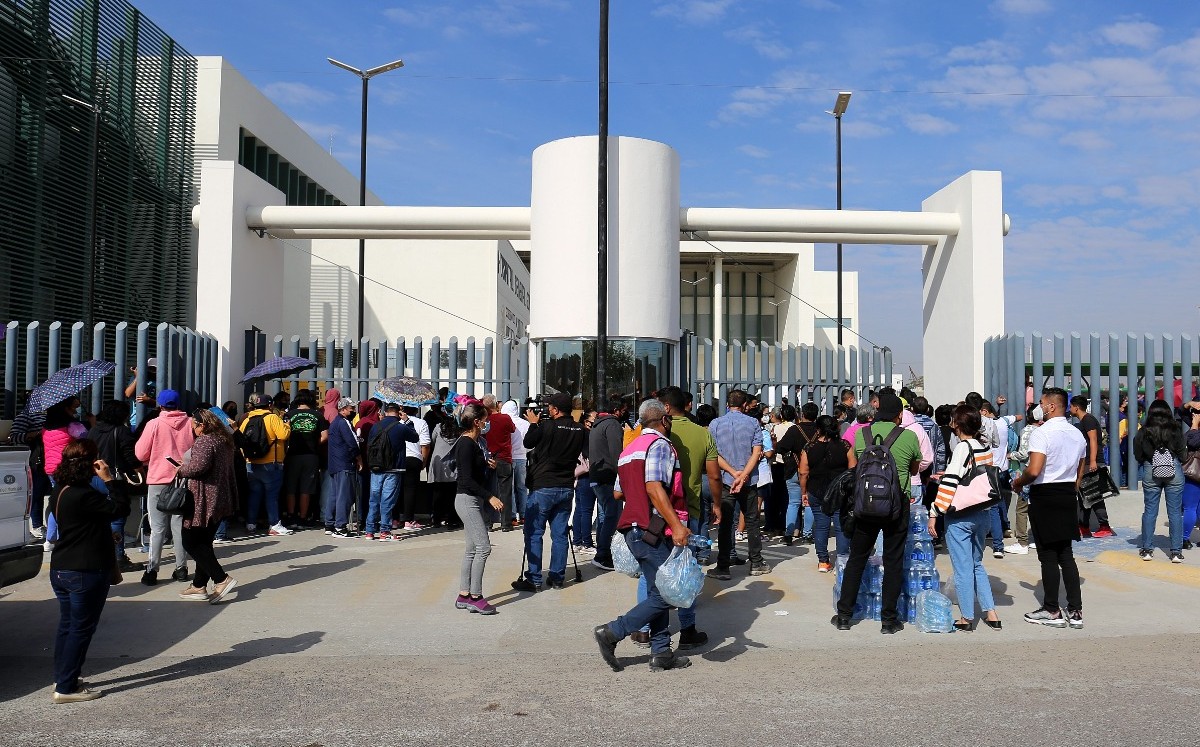 Largas filas se registraron en la vacunación anticovid en el Hospital General de Gómez Palacio (Foto: Rolando Riestra)