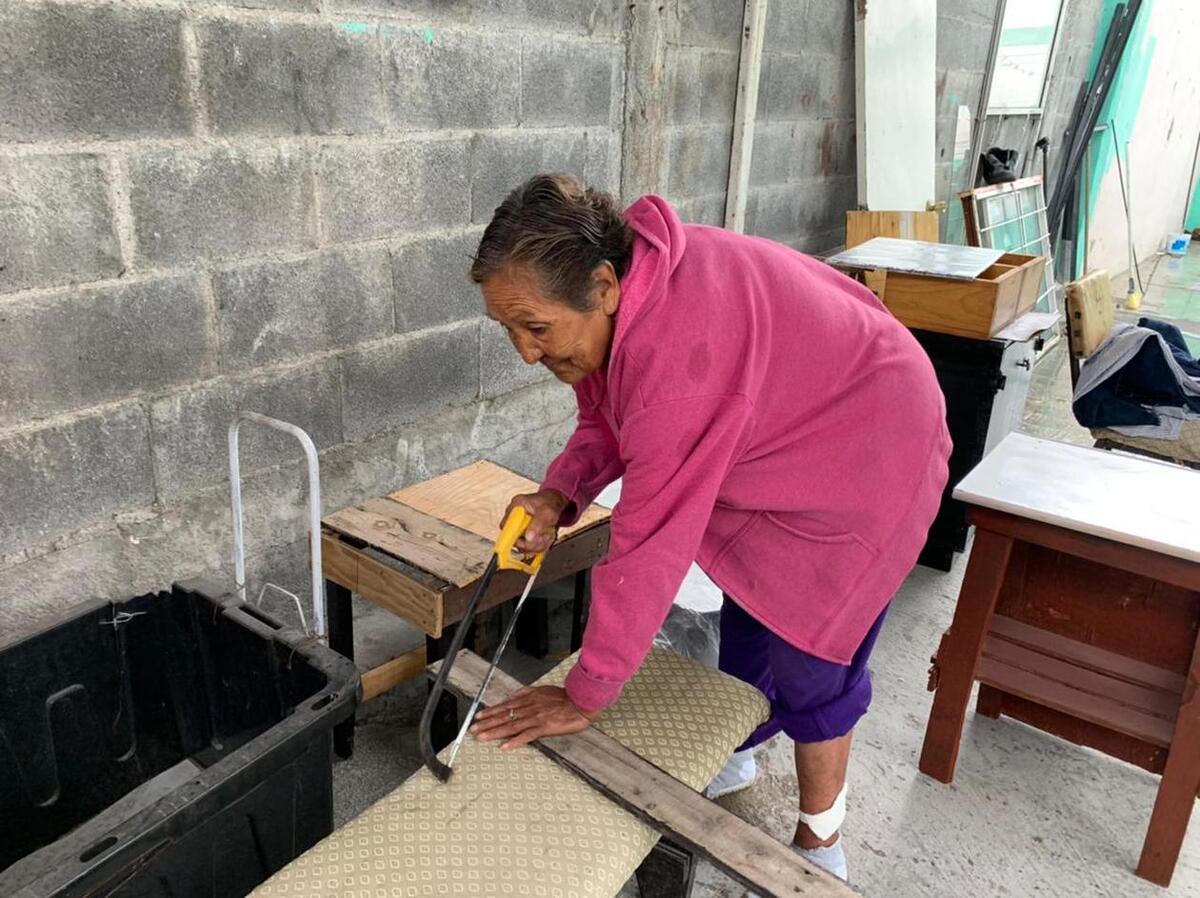 La mujer regia aprendió la carpintería gracias a su hermano. / Pedro Delgado