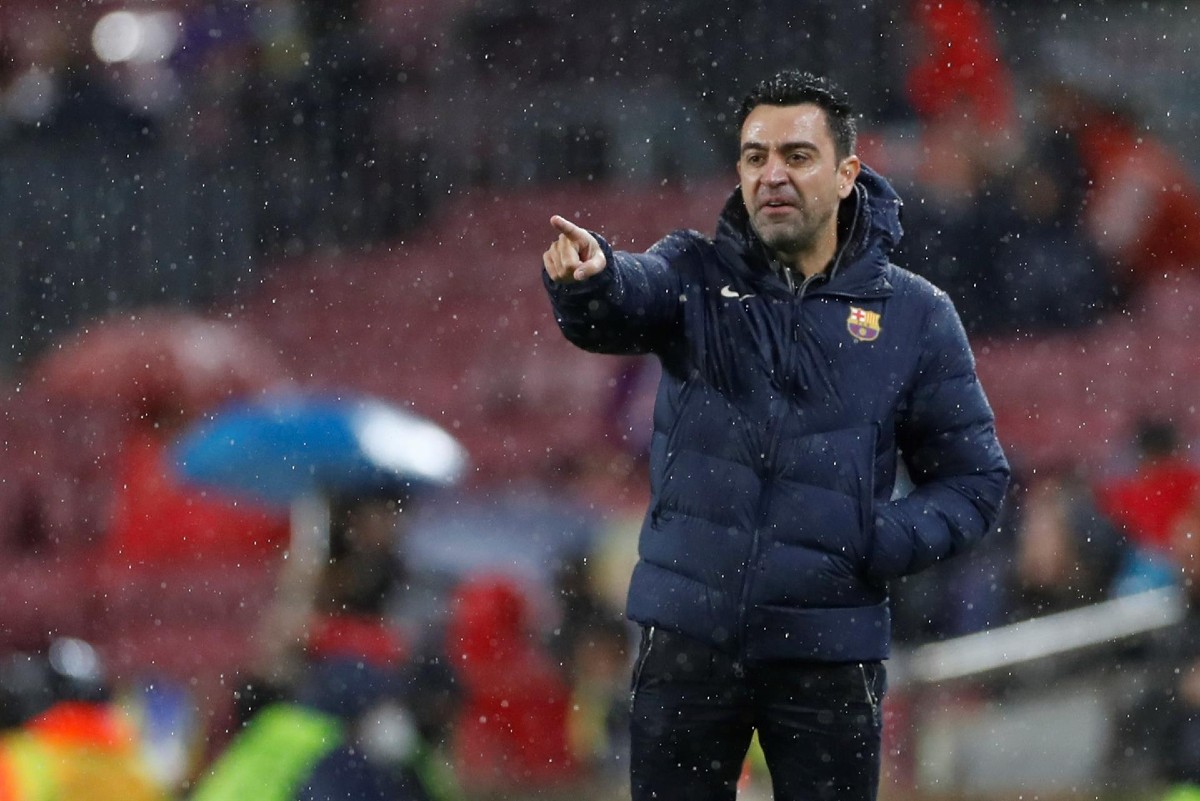 Xavi Hernández dirigiendo al Barcelona ante Benfica en la Champions League / Agencia EFE