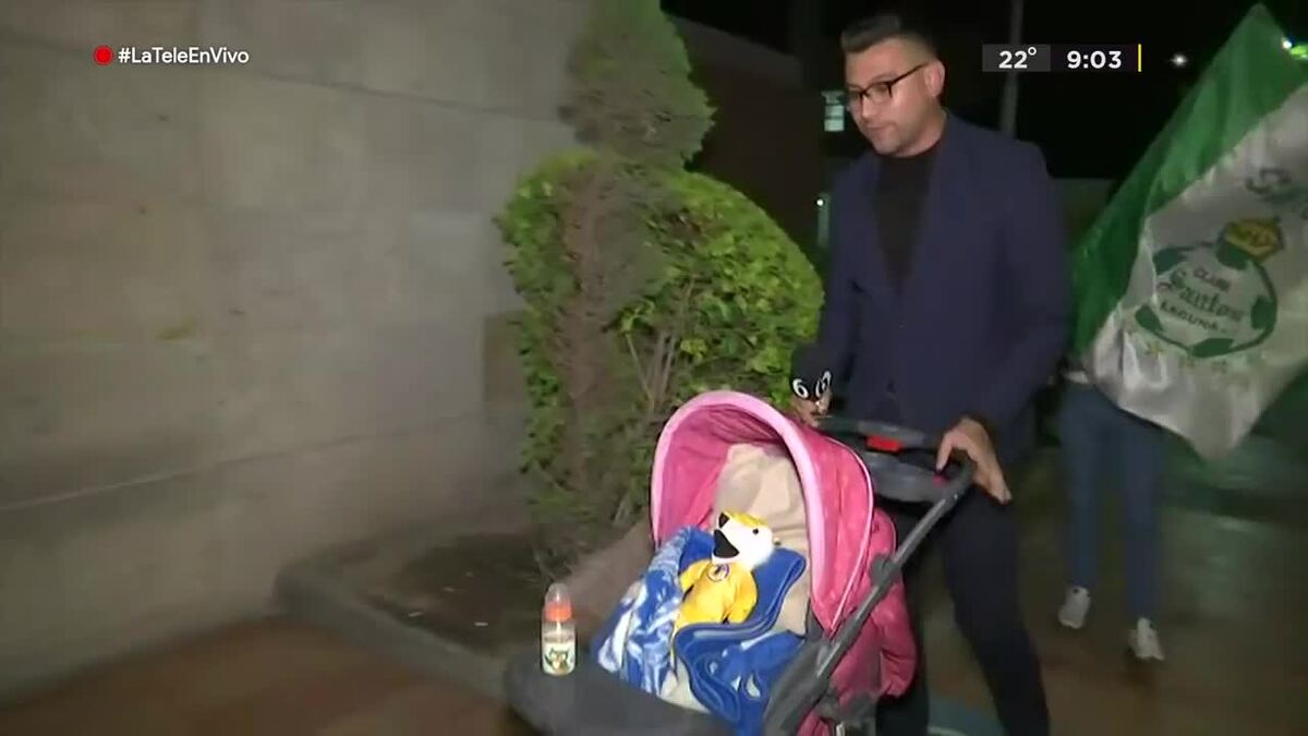 Conductor entra con carriola y su hijo tigre al programa y trapea el suelo con jersey felino