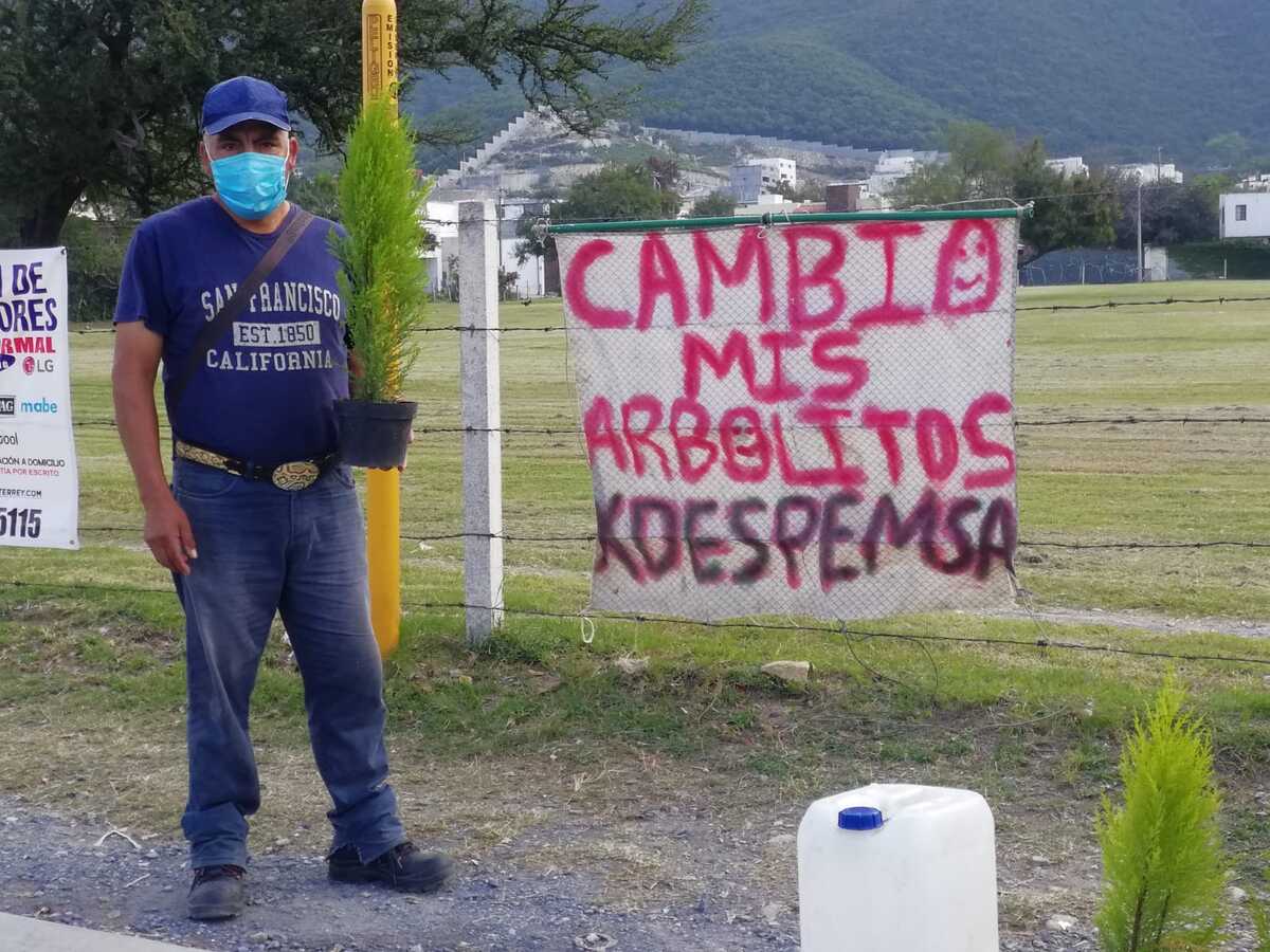Hombre realiza intercambio de plantas por despensa básica para mantener a su familia. / Mayte Villasana.