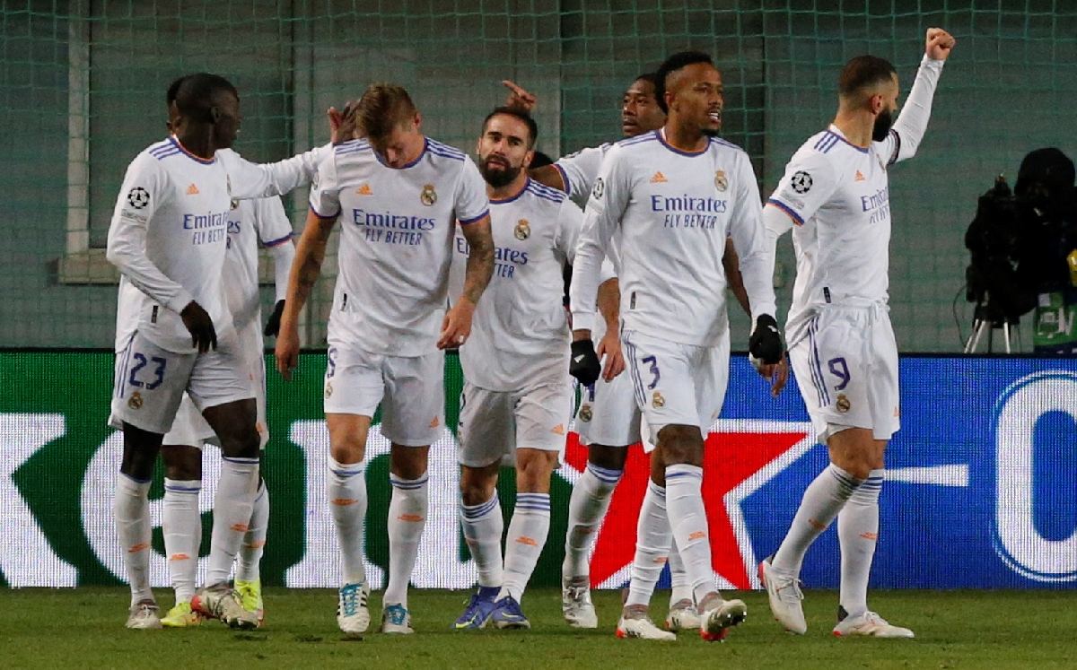 Karim Benzema (derecha) celebra con sus compañeros tras anotar la ventaja de 3-0 durante el partido entre el Real Madrid y Sheriff