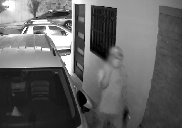 Hombre intenta robar casa en Monterrey. / Cortesía