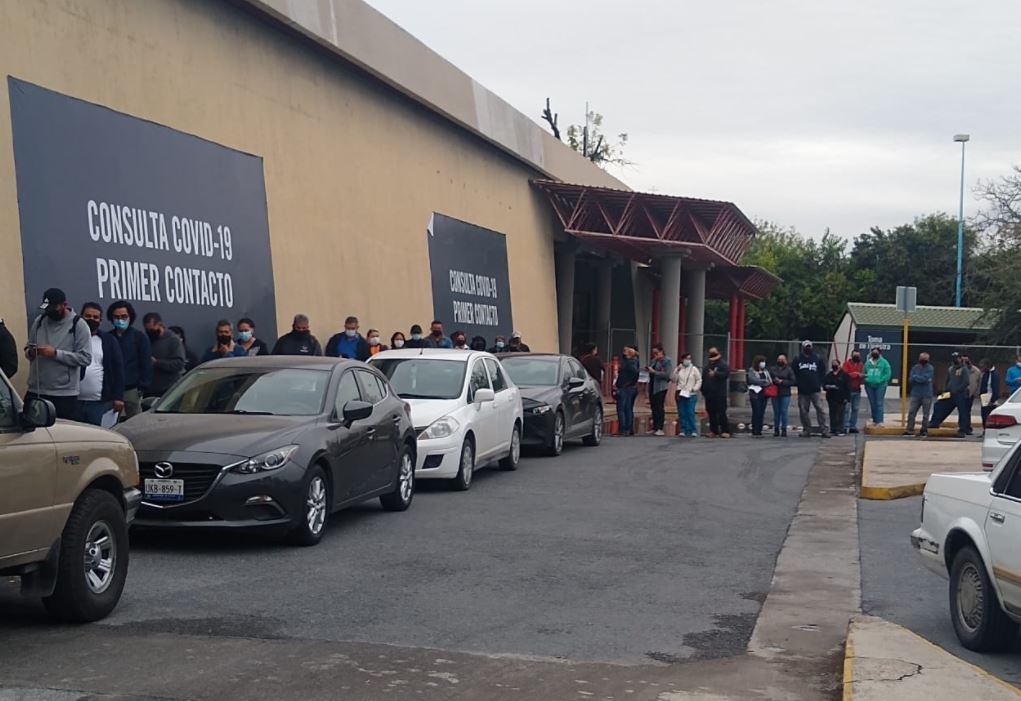 Una larga fila se formó con la gente que acudió a la clínica Nova para recibir la segunda dosis de la vacuna Sinovac.