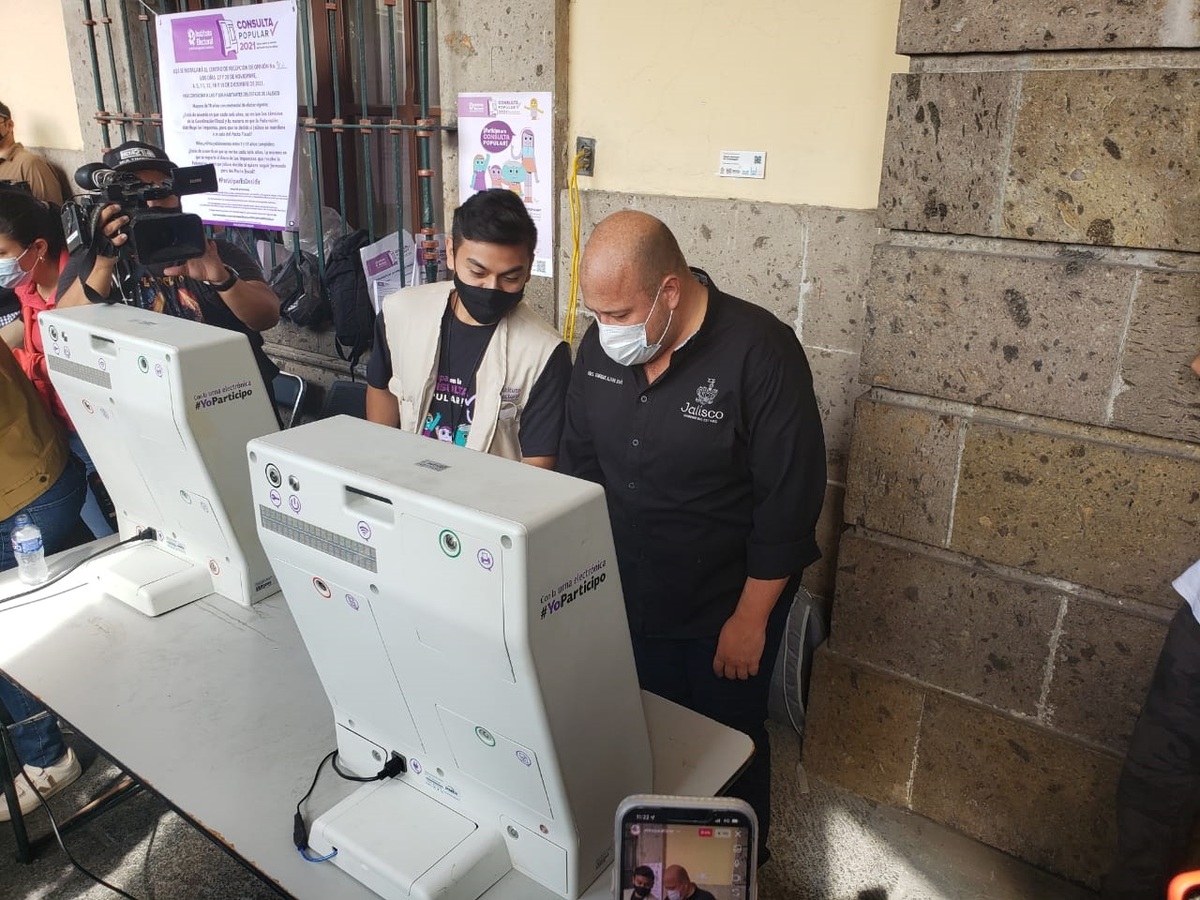 Alfaro emitiendo su voto para la consulta sobre el pacto fiscal en Guadalajara / Diana Barajas