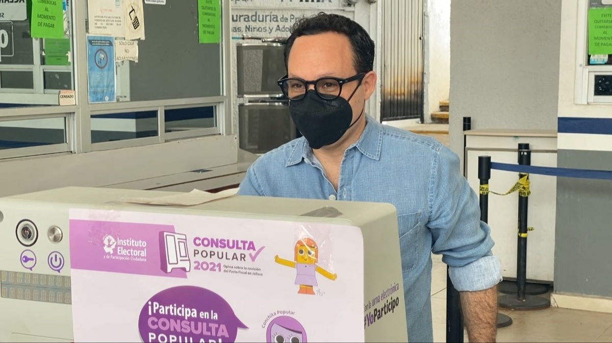 Clemente Castañeda emitiendo su voto para la revisión del pacto fiscal / Pablo Núñez