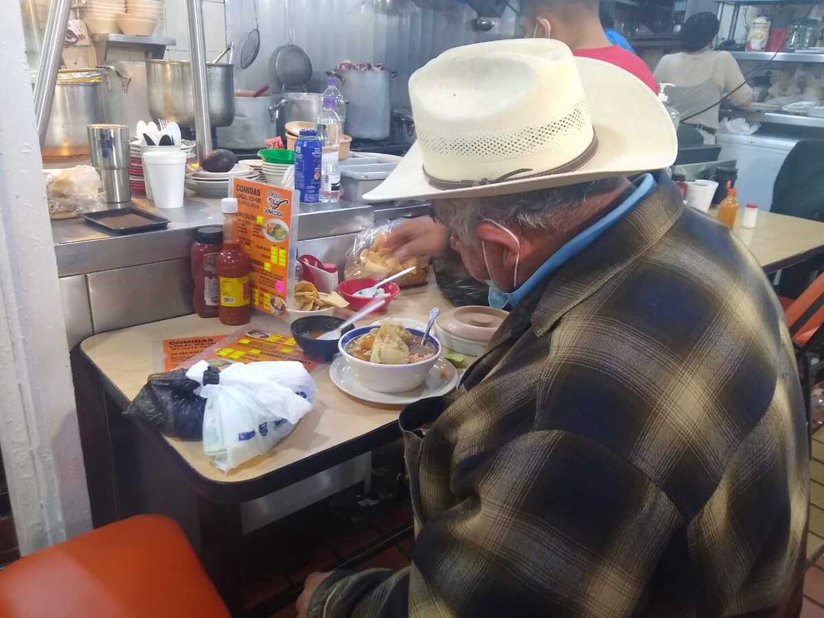 Llegan los amantes del caldo de res al Mercado Juárez Telediario México