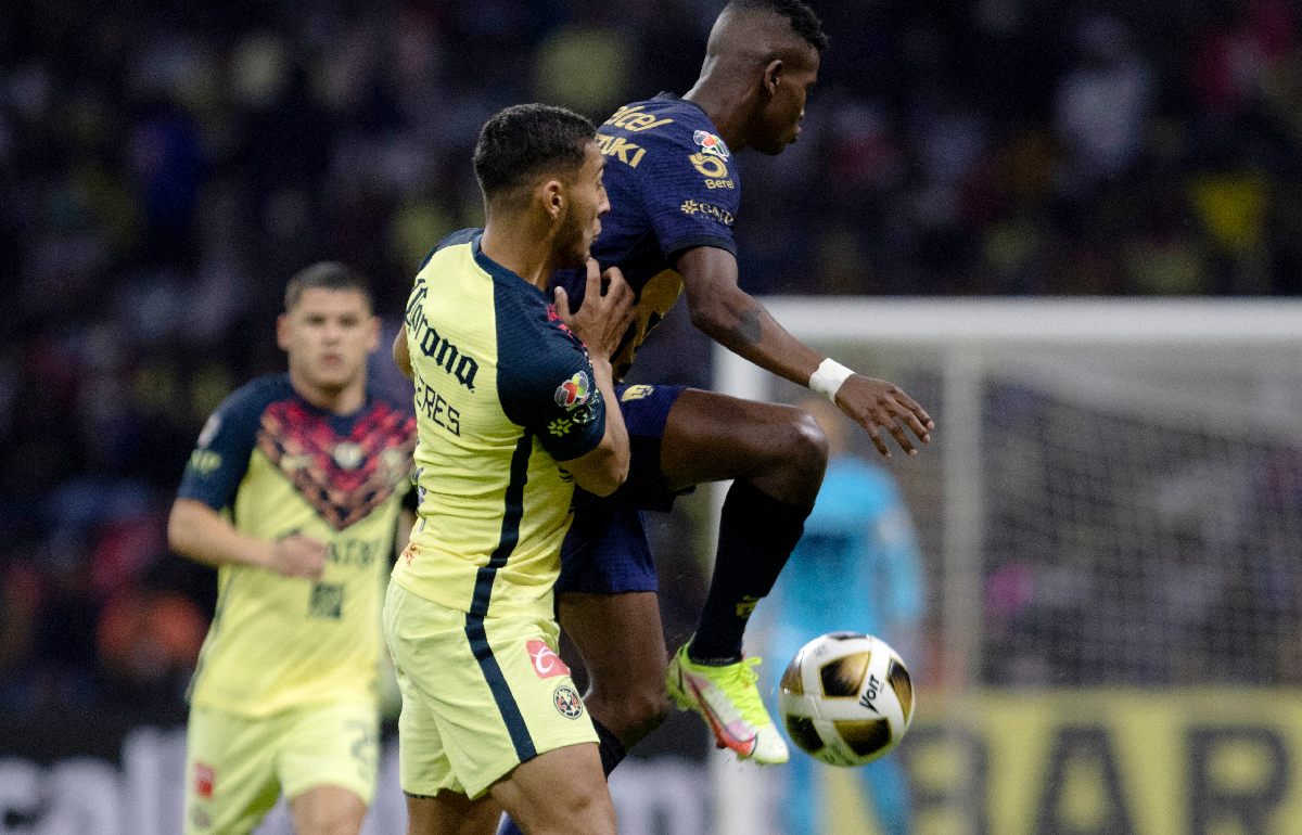 El ecuatoriano Washington Corozo, de Pumas, a la derecha, controla el balón frente a Sebastián Cáceres / AP