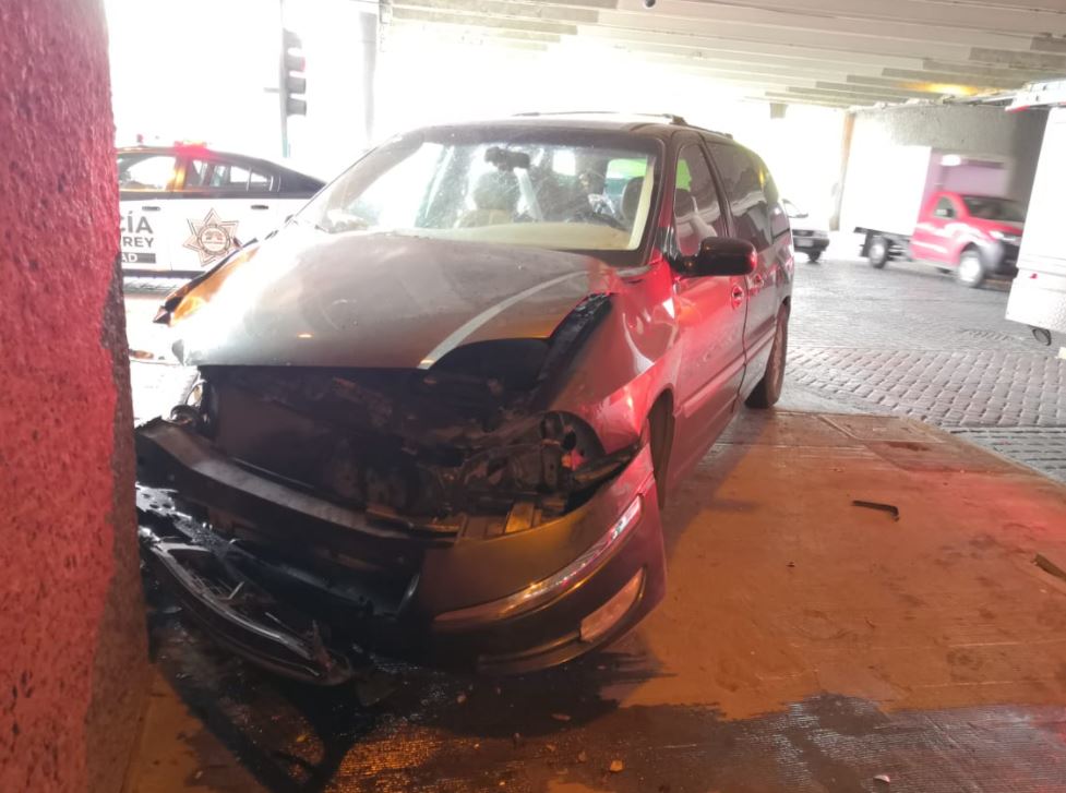 Tras presuntamente no respetar la luz roja del semáforo, una conductora protagonizó un aparato percance vial. | Agustín Martínez