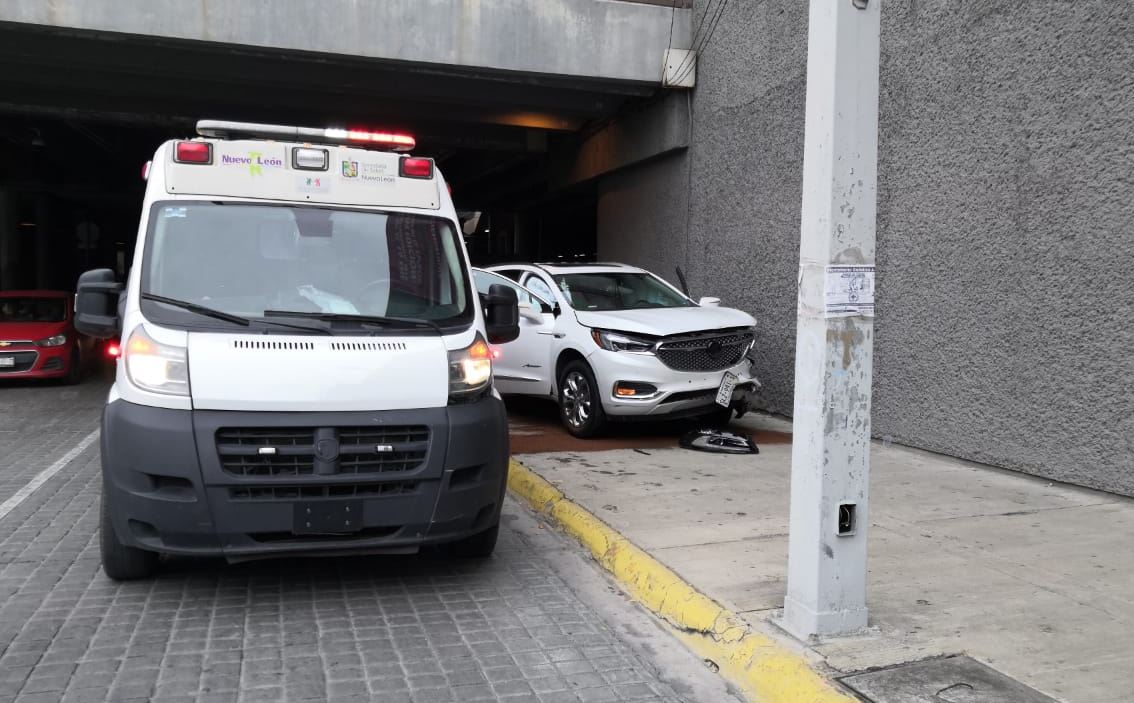 Tras presuntamente no respetar la luz roja del semáforo, una conductora protagonizó un aparato percance vial. | Agustín Martínez